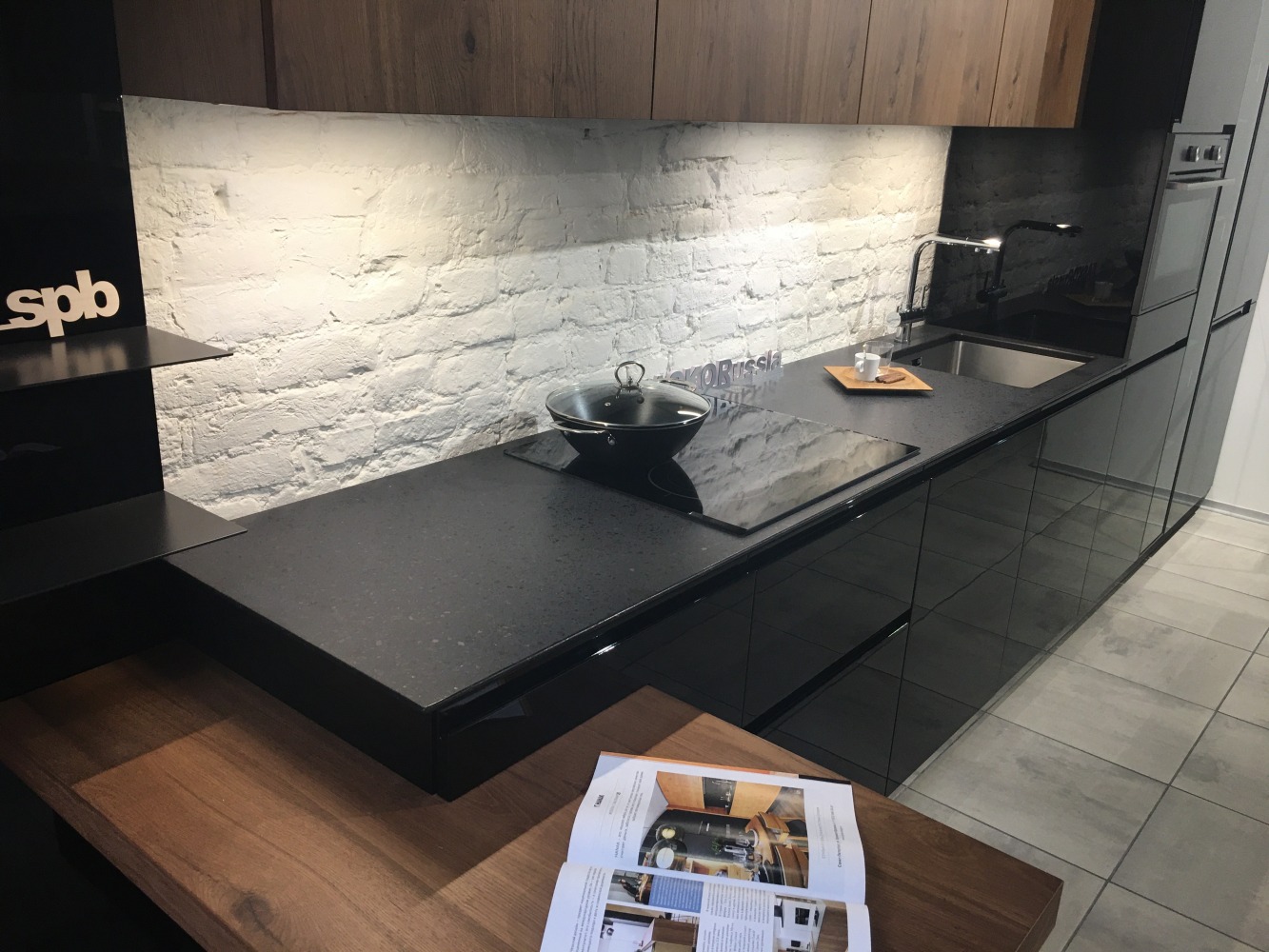 Blat kuchenny z konglomeratu Technistone Taurus Terazzo Dark, wykonany na wymiar, czarny – matowy