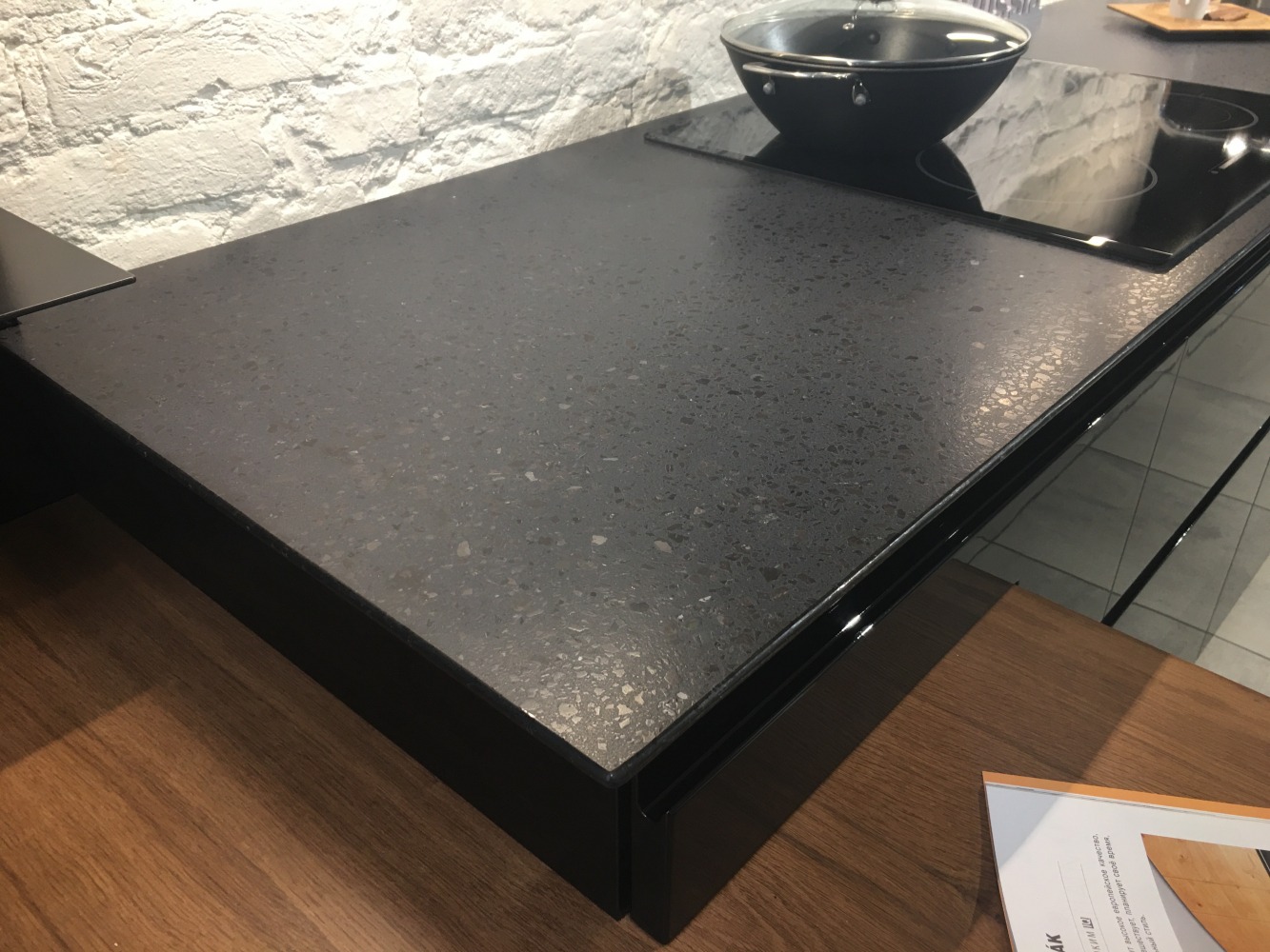 Blat kuchenny z konglomeratu Technistone Taurus Terazzo Dark, wykonany na wymiar, czarny – matowy