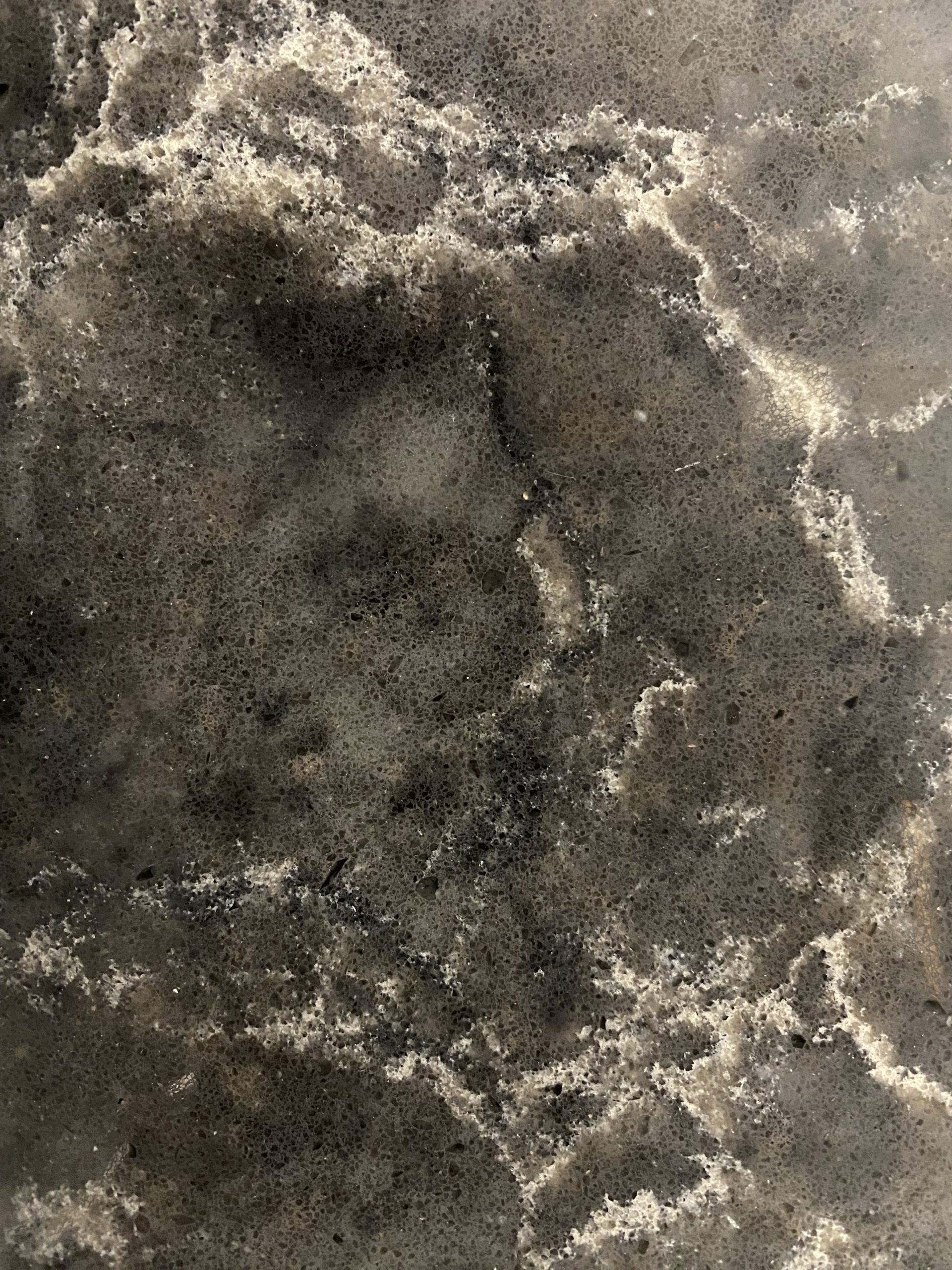 Blat kuchenny z konglomeratu wykonany na wymiar, szary – Caesarstone Coastal Grey – polerowany