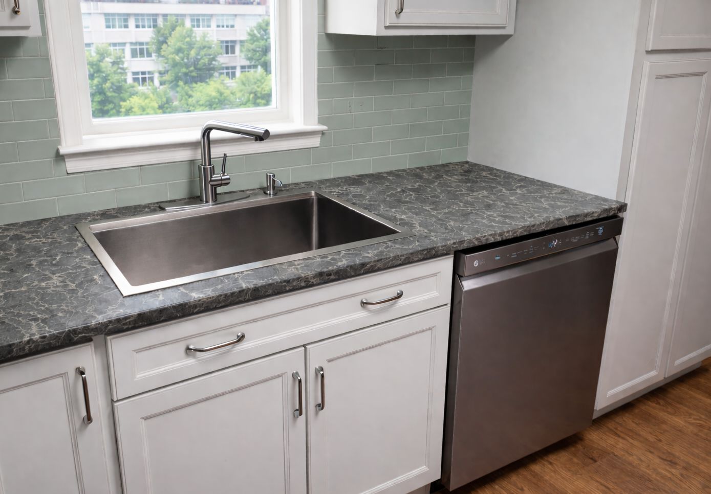 Blat kuchenny z konglomeratu wykonany na wymiar, szary – Caesarstone Coastal Grey – polerowany