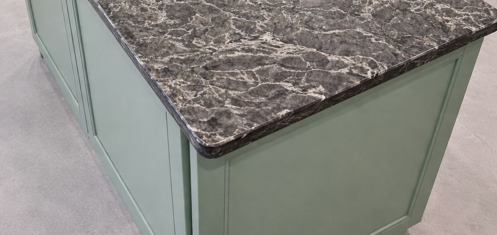 Blat kuchenny z konglomeratu wykonany na wymiar, szary – Caesarstone Coastal Grey – polerowany